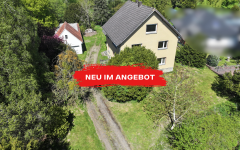 Hauptbild Zweifamilienhaus mit großem Naturgrundstück.