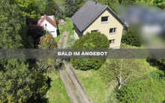Hauptbild Zweifamilienhaus mit großem Naturgrundstück.