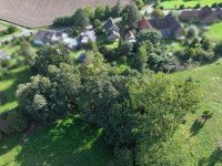 Hauptbild Zweifamilienhaus mit großem Naturgrundstück.